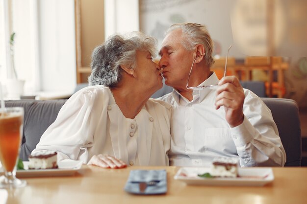 Beau vieux couple assis dans un café