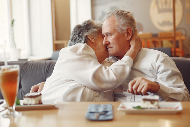 Beau vieux couple assis dans un café