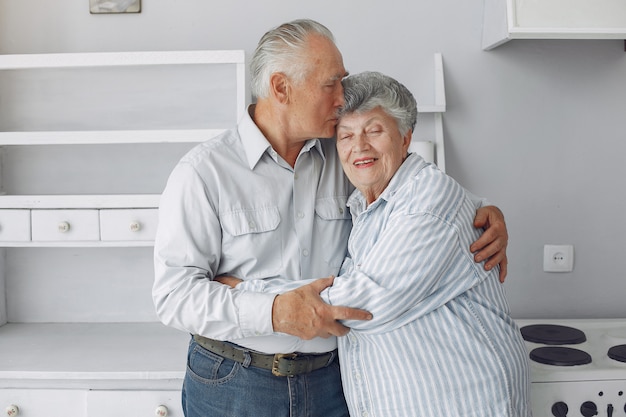 Beau vieux couple a passé du temps ensemble à la maison