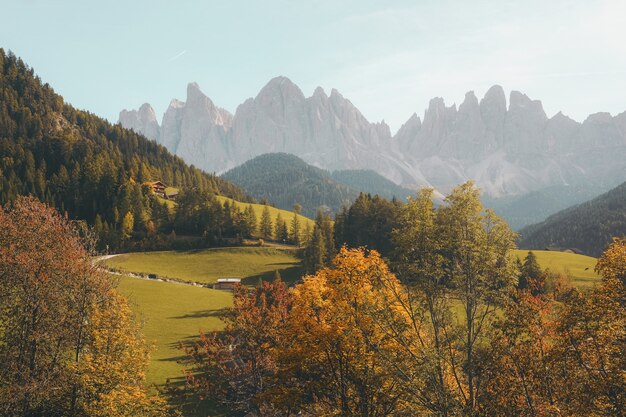 Beau village sur une colline entourée de montagnes