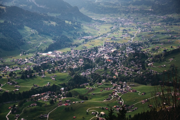 Photo gratuite beau village parmi les montagnes en suisse