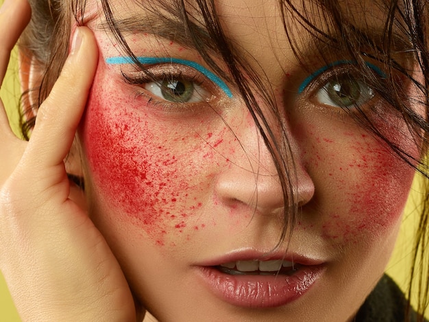 Beau Visage De Femme Avec Une Peau Parfaite Et Un Maquillage Lumineux. Concept De Beauté Naturelle, Soins De La Peau, Traitement, Santé, Cosmétique.