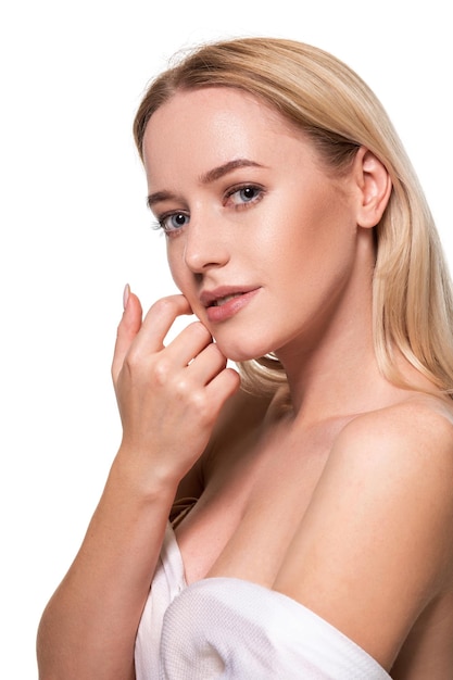 Beau visage de jeune femme blonde avec une peau propre et fraîche et un maquillage naturel sur fond blanc. Modèle sans maquillage. Nu