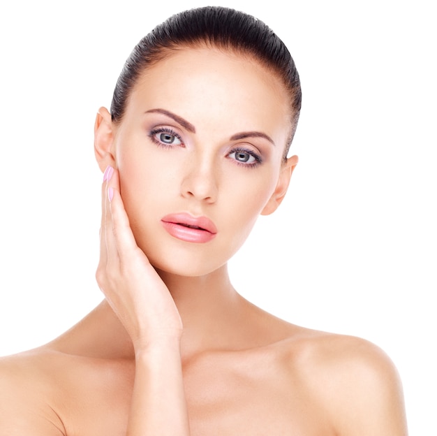 Beau visage sain de la jeune femme assez blanche avec une peau fraîche