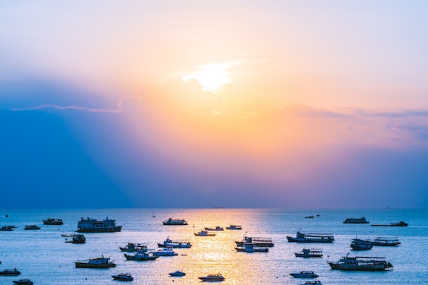 Beaucoup de bateau ou de bateau sur l&#39;océan de la baie de Pattaya et de la ville en Thaïlande