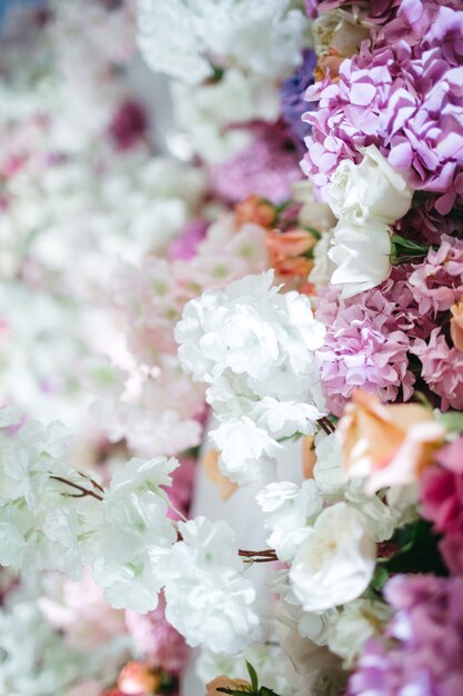 Beaucoup de belles fleurs pour décorer le restaurant