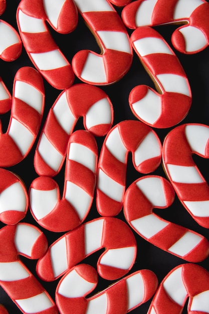 Photo gratuite beaucoup de biscuits en forme de canne à sucre en pain d'épice à plat