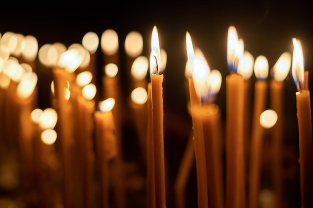 Photo gratuite beaucoup de bougies allumées