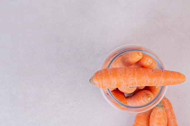 Beaucoup de carottes fraîches sur tableau blanc