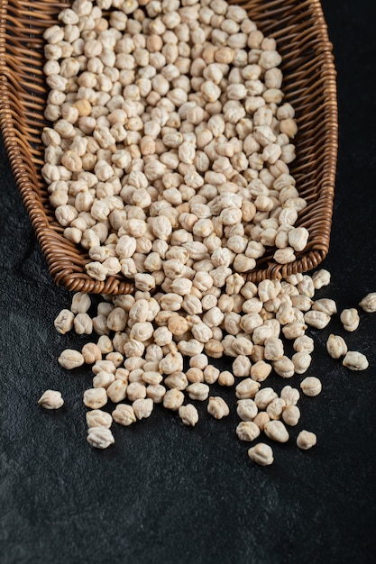 Photo gratuite beaucoup de couleur blanche de haricots non cuits isolés en studio.