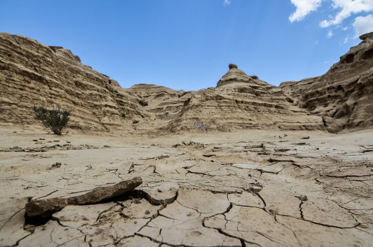 Photo gratuit beaucoup de formations rocheuses dans les badlands sous un ciel bleu clair