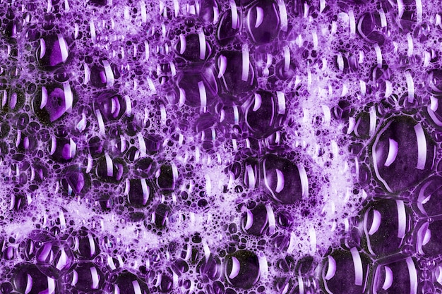 Photo gratuite beaucoup de gouttes sur un liquide violet