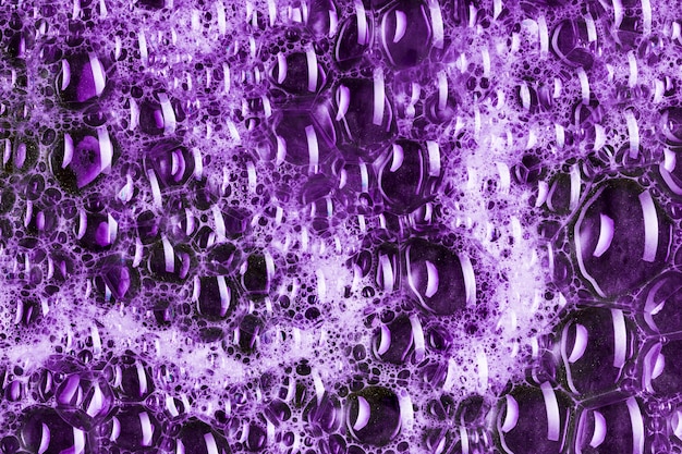 Beaucoup de gouttes sur un liquide violet