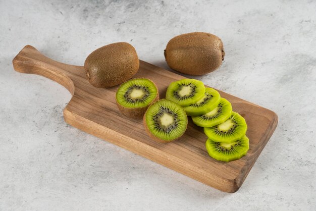 Beaucoup de kiwis sur planche de bois.