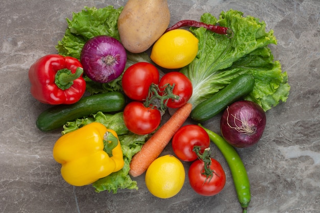 Beaucoup de légumes frais sur fond de marbre