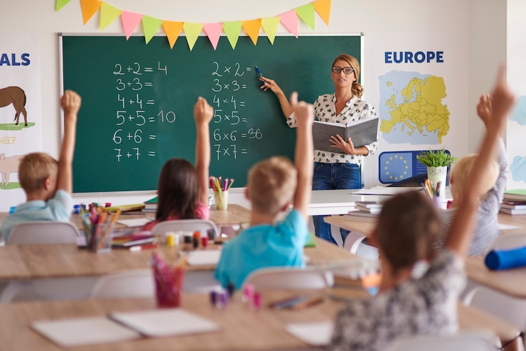 Photo gratuit beaucoup de mains de bénévoles pendant le cours de mathématiques