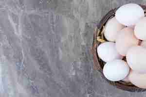 Photo gratuite beaucoup d'oeufs blancs de poulet frais sur panier. photo de haute qualité