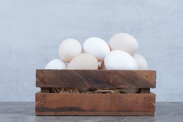 Beaucoup d'oeufs blancs de poulet frais sur panier. photo de haute qualité