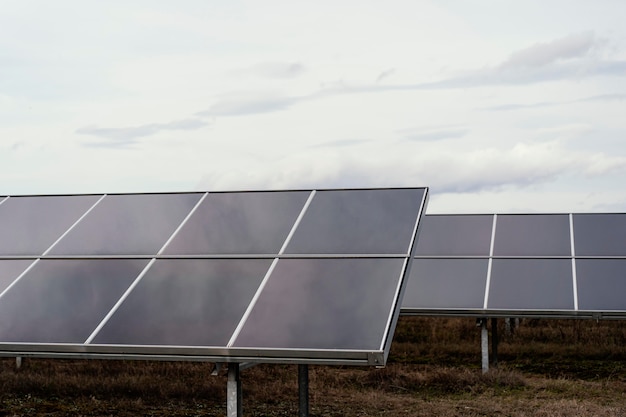 Beaucoup de panneaux solaires sur le terrain produisant de l'électricité avec copie espace