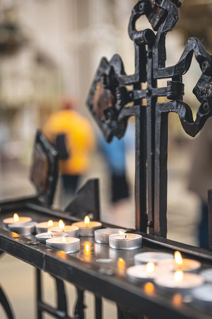 Beaucoup de petites bougies dans une église catholique