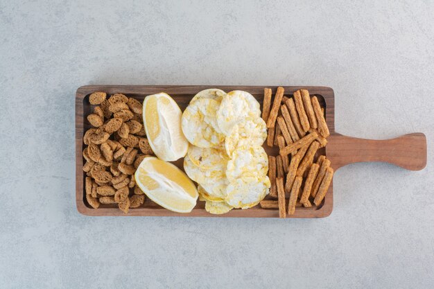 Beaucoup de plats délicieux à la bière sur une planche de bois.