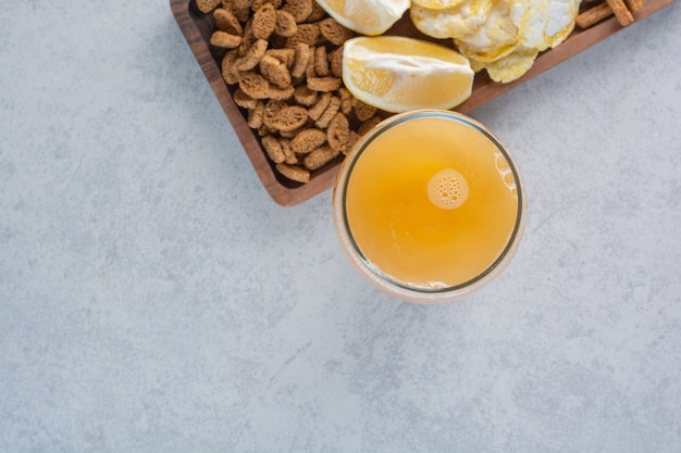 Photo gratuite beaucoup de plats délicieux à la bière sur une planche de bois.