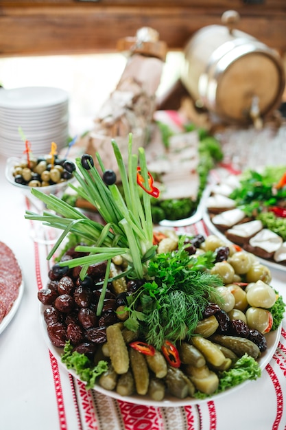 Beaucoup de plats savoureux sont sur la table le jour du mariage