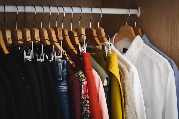 Beaucoup de vêtements différents suspendus dans une armoire