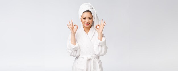 Beauté asiatique femme ok geste pour bon produit facial isolé sur fond blanc beauté et concept de mode