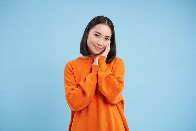 Beauté et bien-être jeune femme brune riant et souriant touchant son visage sain naturel sta