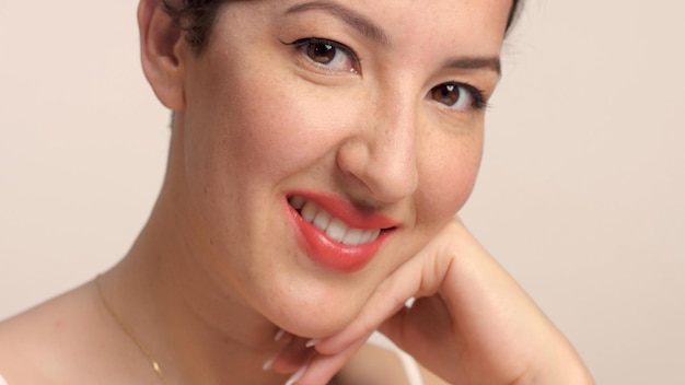 Photo gratuite beauté brune avec un modèle de coupe de cheveux courte en studio seul avec une peau brillante idéale portrait agrandi souriant