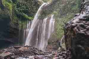 Photo gratuite la beauté des cascades de tiu kelep