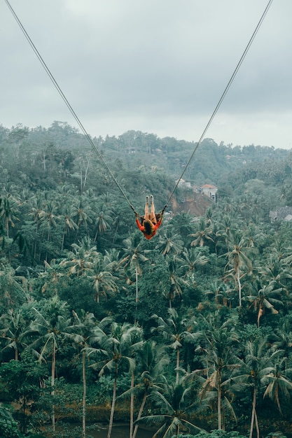 Beauté femme balançoire, nature de Bali, visage heureux, jungle