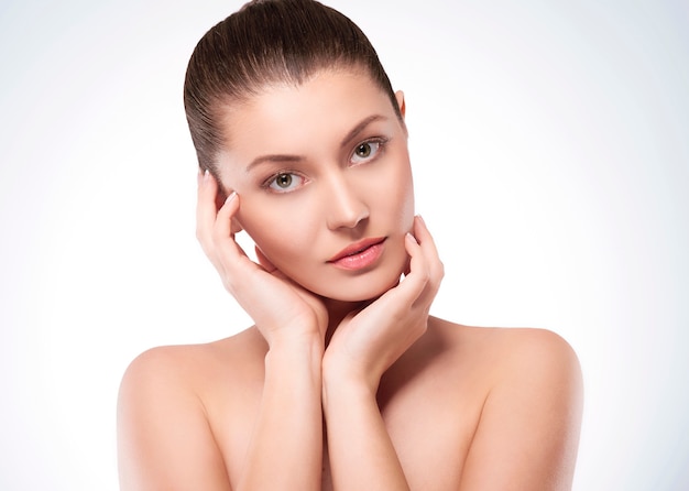 Beauté et femme naturelle en studio