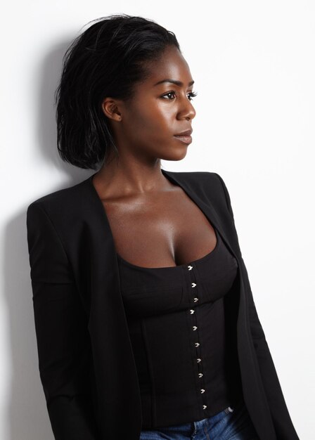 Beauté femme noire dans une veste