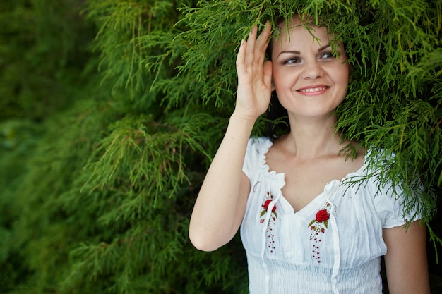 Beauté femme romantique à l'extérieur