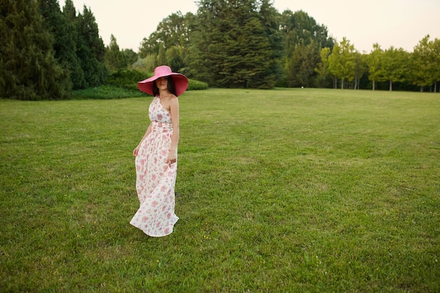 Beauté femme romantique à l'extérieur