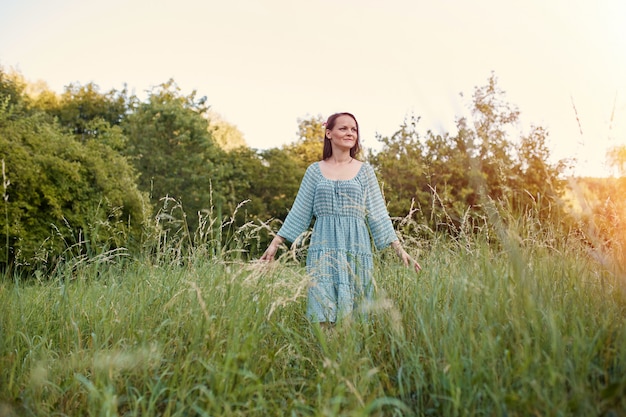 Beauté femme romantique en plein air