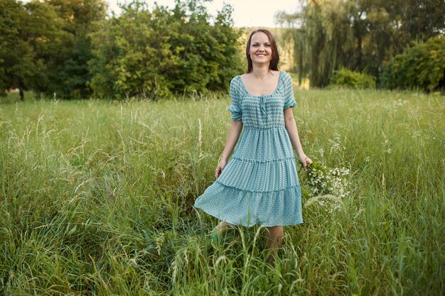 Beauté femme romantique en plein air