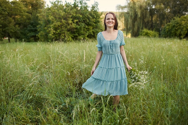 Beauté femme romantique en plein air