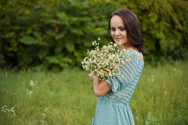 Beauté femme romantique en plein air