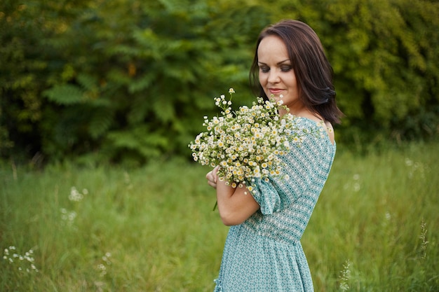 Beauté femme romantique en plein air