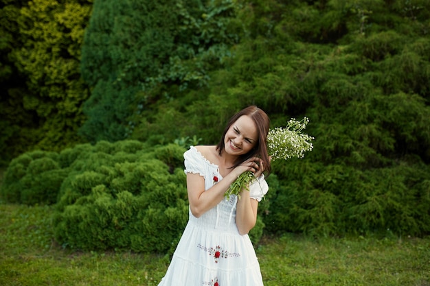 Beauté femme romantique en plein air