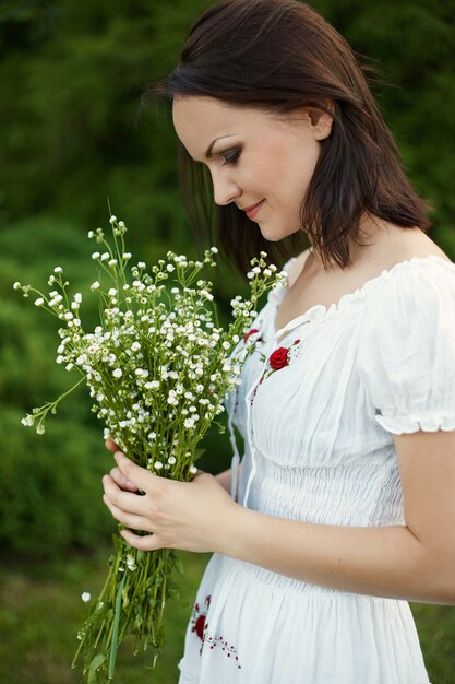 Beauté femme romantique en plein air