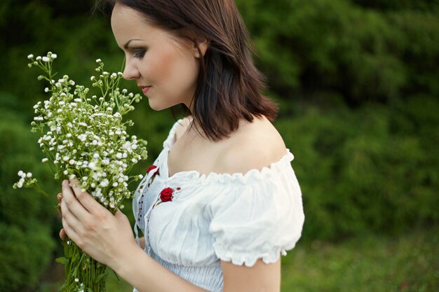 Beauté femme romantique en plein air