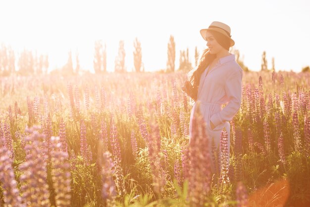 Beauté femme romantique qui marche dans le champ.