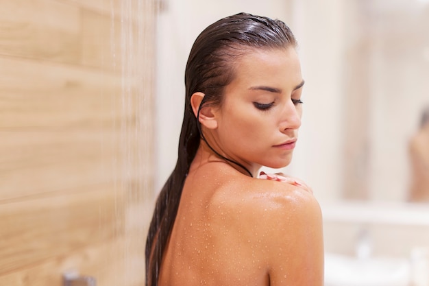 Beauté femme sous la douche