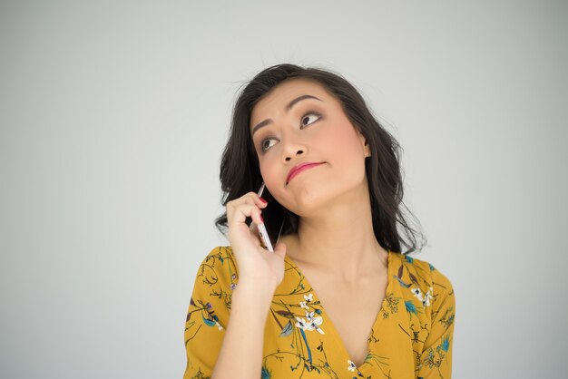 Beauté jeune femme avec smartphone