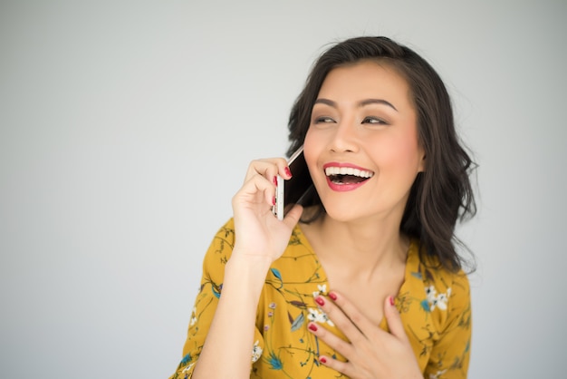 Beauté jeune femme avec smartphone