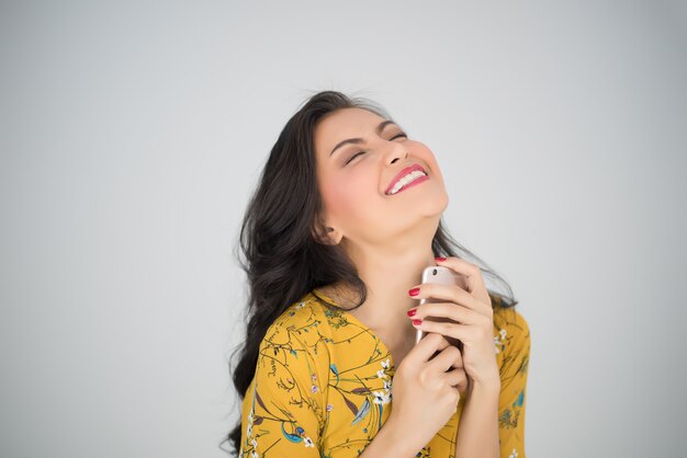 Beauté jeune femme avec smartphone